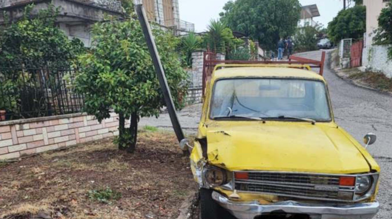 Δυτ. Ελλάδα: Αγροτικό εξετράπη και πήρε… αμπάριζα εικόνισμα και κάδο (ΦΩΤΟ)
