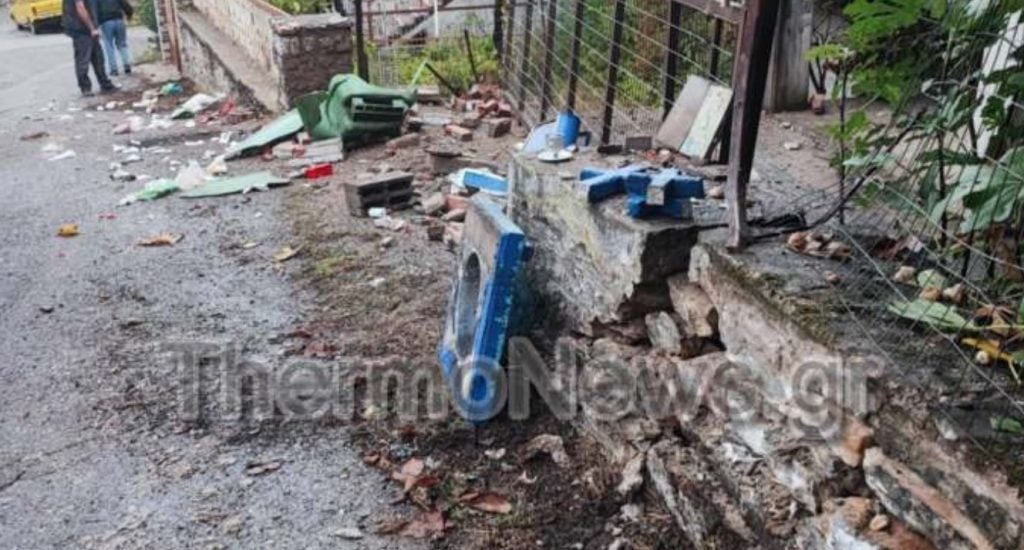 Δυτ. Ελλάδα: Αγροτικό εξετράπη και πήρε… αμπάριζα εικόνισμα και κάδο (ΦΩΤΟ)