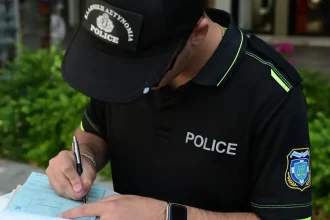 Το υπουργείο Υποδομών και Μεταφορών διαψεύδει fake news για πρόστιμα στον νέο ΚΟΚ - «Δεν απαγορεύονται καφές, νερό και χοντρά μπουφάν»