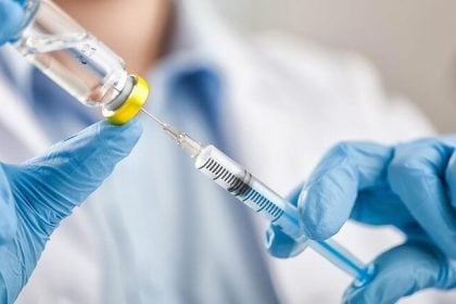 Ποιες ομάδες πολιτών θα πρέπει να εμβολιαστούν για κορωνοϊό & γρίπη