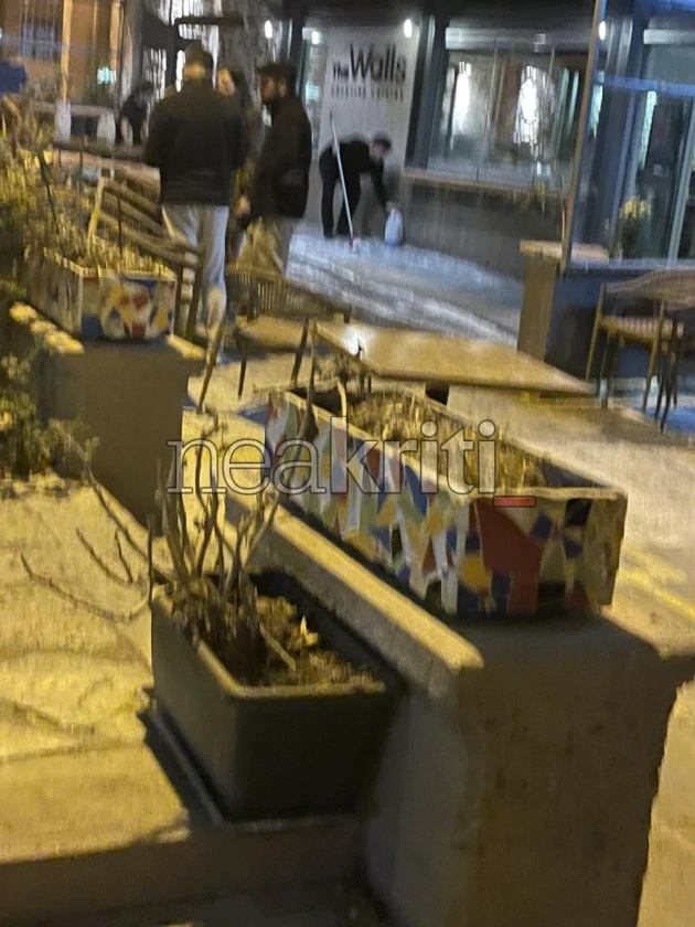 Αυγά, πέτρες και τραπέζια εναντίον του Μάκη Βορίδη στο Ηράκλειο – Κουκουλοφόροι εισέβαλαν σε εστιατόριο όπου δειπνούσε ΦΩΤΟ