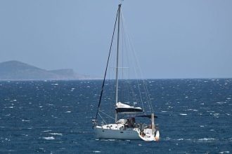 Το ιστιοφόρο "ξέμεινε" με τους τουρίστες μεσοπέλαγα