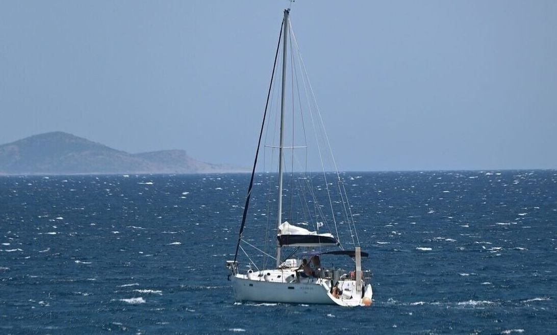 Το ιστιοφόρο "ξέμεινε" με τους τουρίστες μεσοπέλαγα