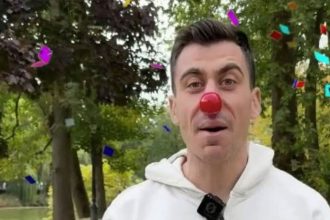 Φειδίας Παναγιώτου: Με μύτη κλόουν ανακοίνωσε την ίδρυση του κόμματός του