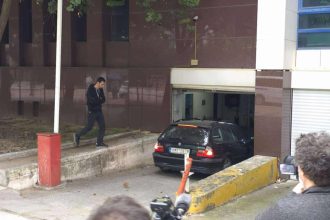 Διπλή δολοφονία στη Φοινικούντα: Δεν βρέθηκε πυρίτιδα στα ρούχα του φερόμενου δράστη - Στο μικροσκόπιο λευκό όχημα και κρίσιμες απολογίες σήμερα