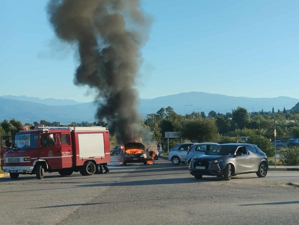 Φωτιά σε αυτοκίνητο έξω από το Πανεπιστημιακό Νοσοκομείο Ρίου