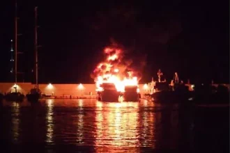 Φωτιά σε δύο σκάφη στην Μαρίνα Αραχωβιτίκων