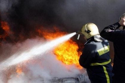 ΤΩΡΑ - Πάτρα: Όχημα στο παλιό λιμάνι τυλίχθηκε στις φλόγες