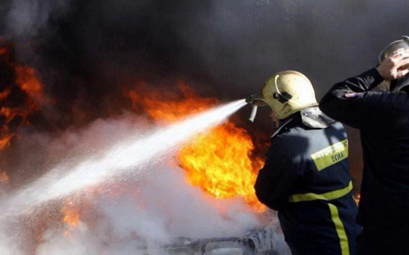ΤΩΡΑ - Πάτρα: Όχημα στο παλιό λιμάνι τυλίχθηκε στις φλόγες