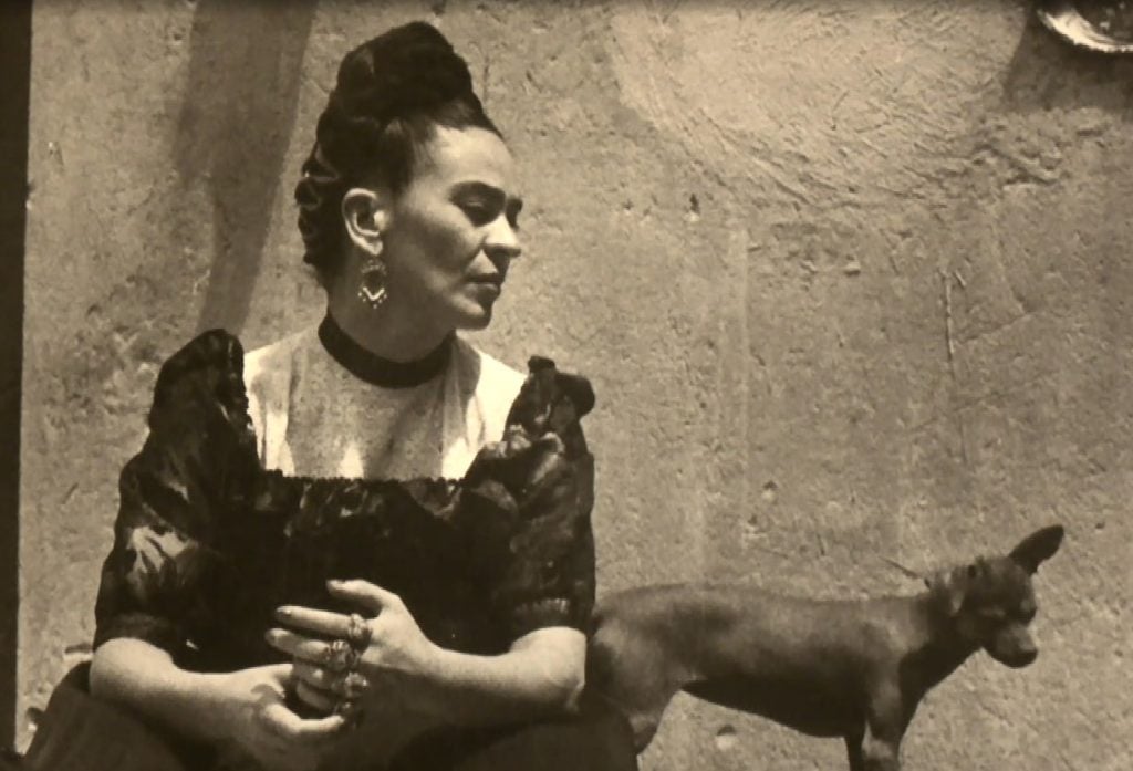 Frida Kahlo - Her Photos: Ανοίγει η αυλαία της φωτογραφικής έκθεσης