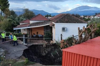 Δυτ. Ελλάδα: Δημιουργήθηκε κρατήρας δεκάδων μέτρων μέσα σε κοινότητα ανάμεσα σε σπίτια - ΑΠΙΣΤΕΥΤΕΣ ΕΙΚΟΝΕΣ
