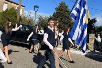 «Αισθάνθηκα περήφανος που παρέλασα κι εγώ», είπε ο τυφλός σημαιοφόρος στη Γαβαλού Αγρινίου