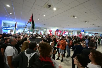 Έφτασαν στην Αθήνα οι 27 Έλληνες που συμμετείχαν στην αποστολή του στολίσκου Sumud – Πλήθος κόσμου τους υποδέχτηκε στο «Ελ. Βενιζέλος»