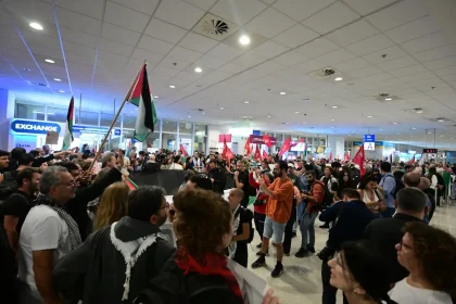 Έφτασαν στην Αθήνα οι 27 Έλληνες που συμμετείχαν στην αποστολή του στολίσκου Sumud, ανάμεσα τους και οι δύο Πατρινοί – Πλήθος κόσμου τους υποδέχτηκε στο «Ελ. Βενιζέλος»