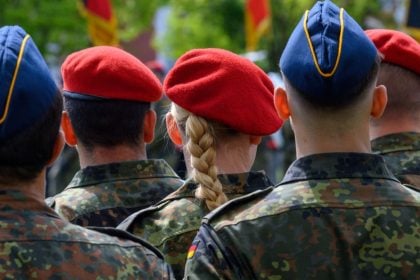 Έξι στους δέκα Γερμανούς αντιτίθενται σε στρατιωτική θητεία με κλήρωση