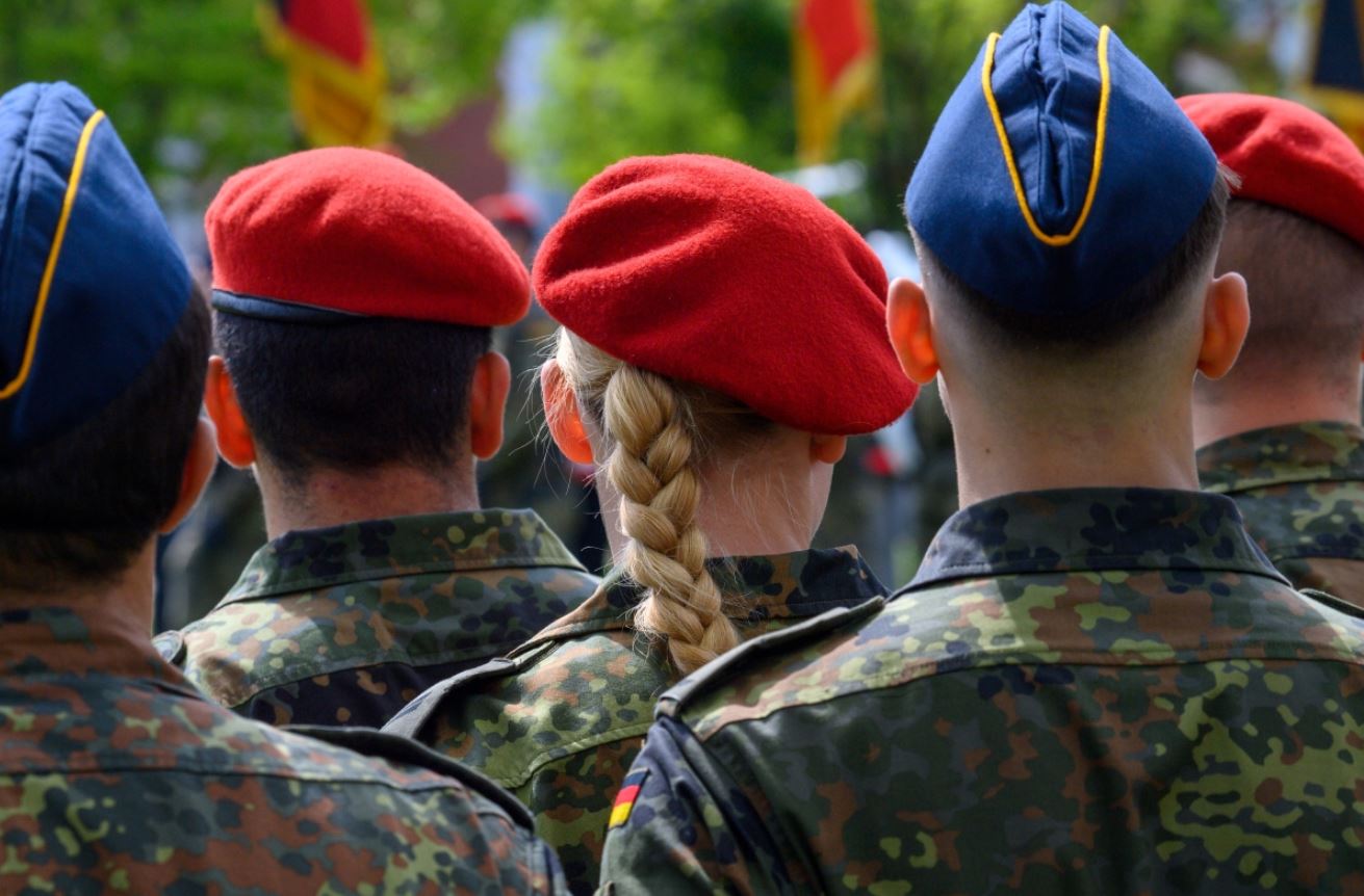 Έξι στους δέκα Γερμανούς αντιτίθενται σε στρατιωτική θητεία με κλήρωση