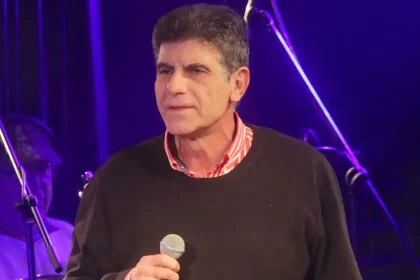 Γιάννης Μπέζος: «Δεν θέλω να ξαναβγώ καλοκαίρι σε περιοδεία, γιατί κουράστηκα»