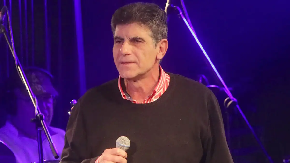Γιάννης Μπέζος: «Δεν θέλω να ξαναβγώ καλοκαίρι σε περιοδεία, γιατί κουράστηκα»