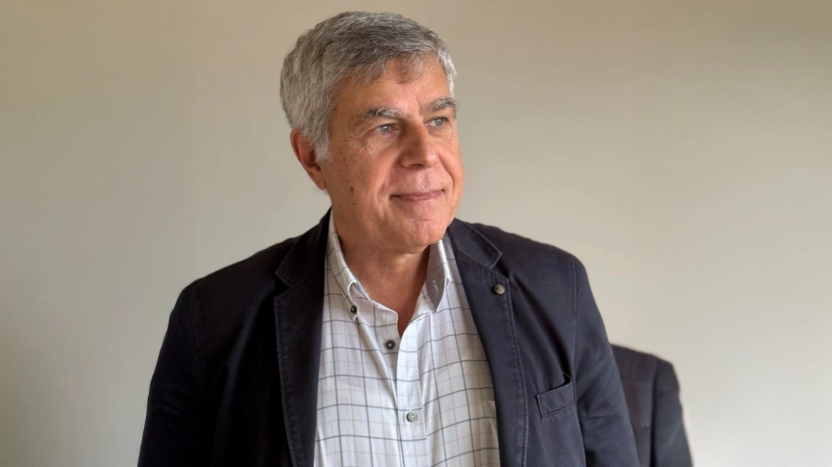 Παραιτήθηκε από διευθυντής του γραφείου του Ανδρουλάκη ο Γιώργος Παπαβασιλείου - Είχε κάνει αποθεωτικές αναρτήσεις για τον Μητσοτάκη