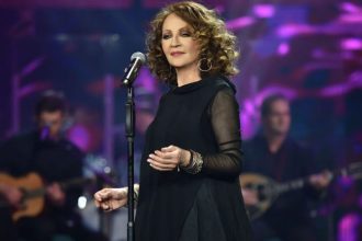 Σοκαρισμένη η Γλυκερία από τον θάνατο του Διονύση Σαββόπουλου – «Να είναι ελαφρύ το χώμα που θα τον σκεπάσει»