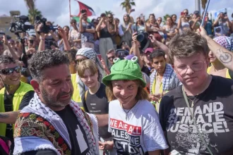 Η Γκρέτα Τούνμπεργκ καταγγέλλει το Ισραήλ: «Μου ποδοπάτησαν το καπέλο βατραχάκι και έγραψαν άσεμνα γκράφιτι στη βαλίτσα μου»