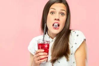 Σας αρέσει να μασάτε παγάκια; Μπορεί να βλάψετε τα δόντια και το σαγόνι σας