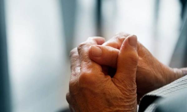 Σοκ στην Αιγιάλεια: Ηλικιωμένη έπεσε θύμα σεξουαλικής επίθεσης από αλλοδαπό - Τί βρήκε το κουράγιο να κάνει το θύμα