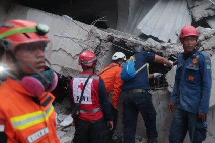 Ινδονησία: Τουλάχιστον 91 μαθητές παραμένουν παγιδευμένοι κάτω από τα συντρίμμια μετά την κατάρρευση σχολείου