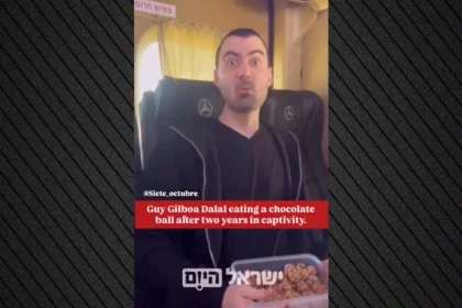 Η αντίδραση πρώην ομήρου της Χαμάς όταν δοκιμάζει σοκολάτα μετά την απελευθέρωσή του