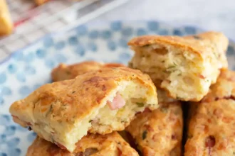 Συνταγή για αλμυρά μπισκότα πρωινού με μπέικον, τσένταρ και λαχανικά