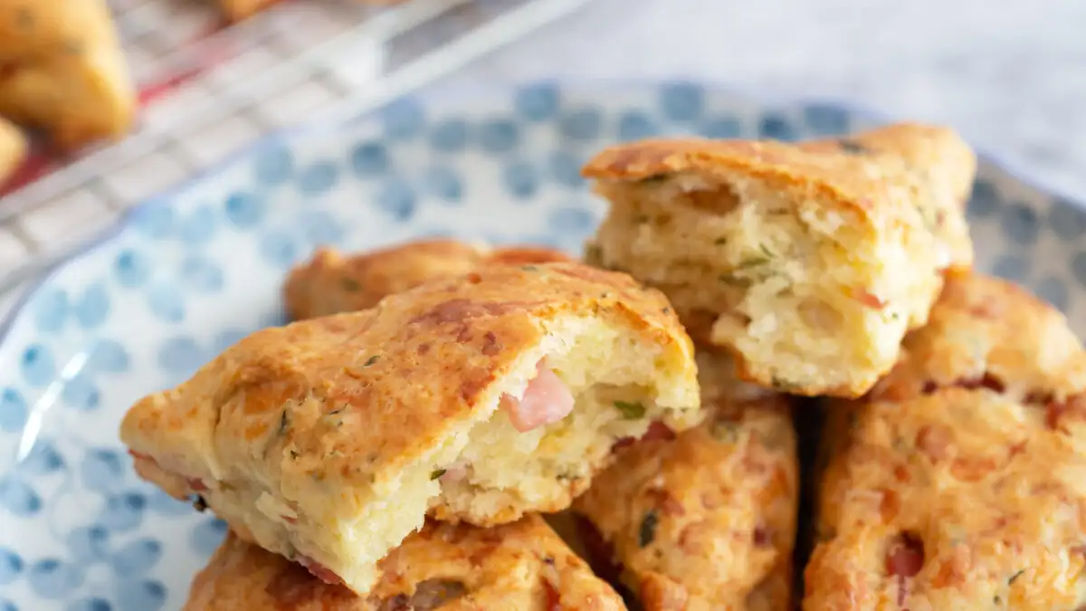 Συνταγή για αλμυρά μπισκότα πρωινού με μπέικον, τσένταρ και λαχανικά