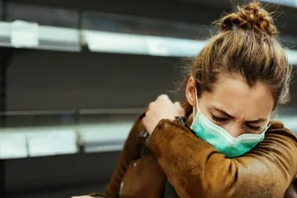 COVID-19: Ποιο το στέλεχος Stratus που προκαλεί 8 στα 10 κρούσματα – Τα ασυνήθιστα συμπτώματα 