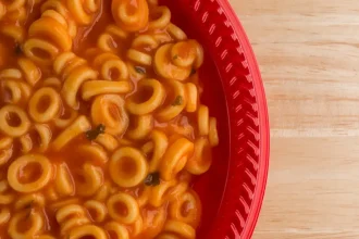 Συνταγή για παιδικά ζυμαρικά με κόκκινη σάλτσα