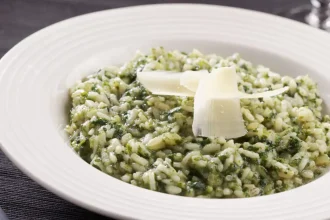 Ελληνικό ριζότο με γεύση ντολμαδάκια γιαλαντζί