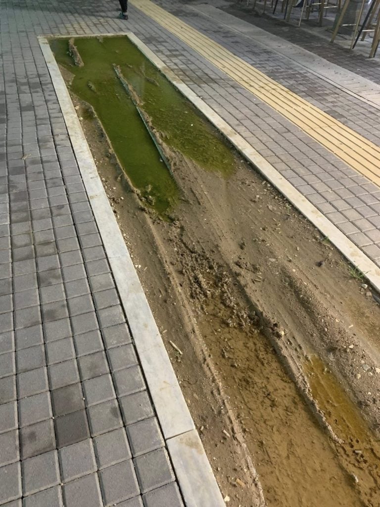 Πάτρα: Αποκρουστική η εικόνα του πεζόδρομου της Μαιζώνος