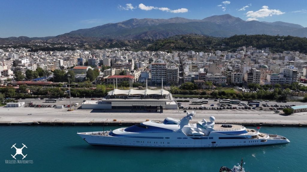Στο λιμάνι της Πάτρας το τεράστιο σκάφος του Εμίρη του Άμπου Ντάμπι - Δείτε εντυπωσιακές εικόνες