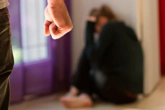 Άγριος ξυλοδαρμός 40χρονης από τον σύντροφό της - Νοσηλεύεται διασωληνωμένη