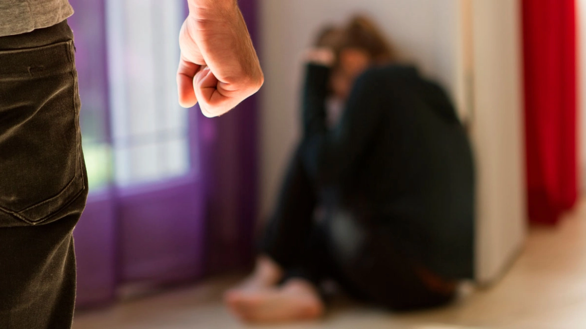 Άγριος ξυλοδαρμός 40χρονης από τον σύντροφό της - Νοσηλεύεται διασωληνωμένη