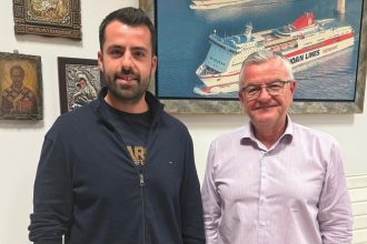 Ο Παναγιώτης Καρασπήλιος, πρόεδρος της ΔΑΚΕ ΠΕ Πάτρας, στο πλευρό του Αντώνη Κουνάβη