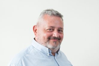 Αναπληρωτής Τομεάρχης Επικοινωνίας του ΠΑΣΟΚ ο Αχαιός δημοσιογράφος Γιώργος Καρβουνιάρης