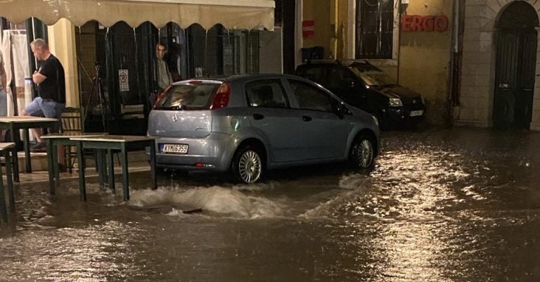 Έντονη βροχόπτωση στην Κέρκυρα - Η πυροσβεστική απεγκλώβισε οικογένεια Βρετανών