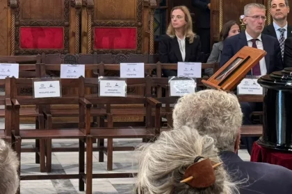 Δεν πήγαν στην κηδεία του Σαββόπουλου Ανδρουλάκης-Φάμελλος, δείτε τα άδεια καθίσματα με τα καρτελάκια