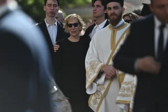 Συντετριμμένη η σύζυγος του Σαββόπουλου, Άσπα με τα παιδιά και τα εγγόνια τους στην εξόδιο ακολουθία - Βίντεο και φωτογραφίες