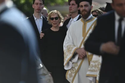 Συντετριμμένη η σύζυγος του Σαββόπουλου, Άσπα με τα παιδιά και τα εγγόνια τους στην εξόδιο ακολουθία - Βίντεο και φωτογραφίες