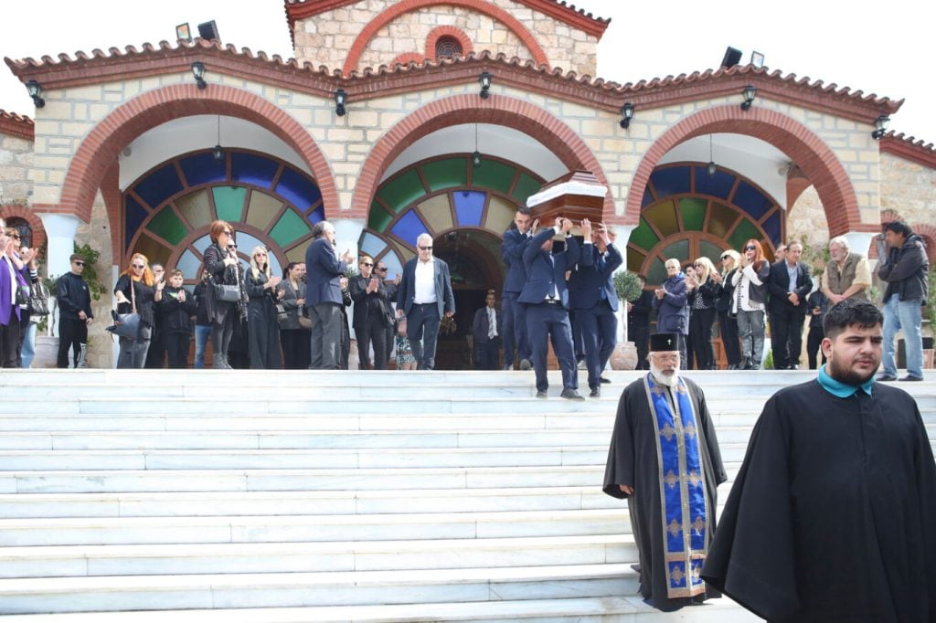 Θλίψη στο τελευταίο αντίο στον Άλκη Γιαννακά-ΦΩΤΟ