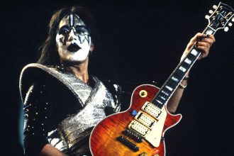 Έφυγε από τη ζωή σε ηλικία 74 ετών ο Έις Φρέιλι, ιδρυτικό μέλος και κιθαρίστας των Kiss