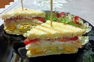 Σάντουιτς με κρέμα φέτας και πάστα ελιάς