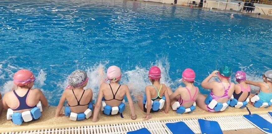 Μαθητές δημοτικών σχολείων ξεκίνησαν μαθήματα κολύμβησης στο «Αντώνης Πεπανός»