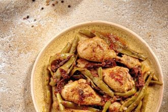 Κοπανάκια κοτόπουλου με φασολάκια και λιαστή ντομάτα