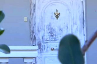 Δίωξη για απόπειρα ανθρωποκτονίας στον 50χρονο που ξυλοκόπησε τη σύζυγό του στο Κορωπί - Είχε χτυπήσει και ένα από τα παιδιά τους